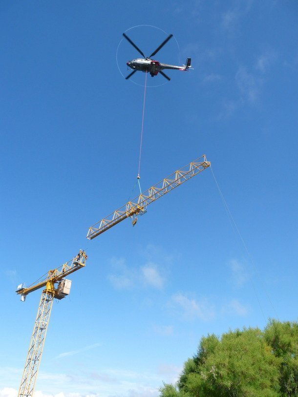 Montage de grue à tour par hélicoptère